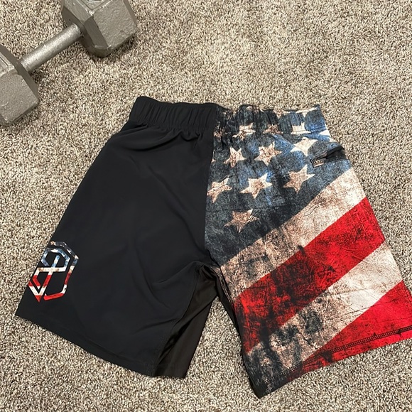 Born Primitive men’s size 28 patriotic workout shorts - Picture 3 of 7